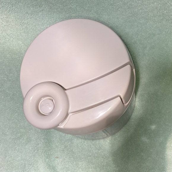 PAMPERED CHEF MANUAL FOOD PROCESSOR, INCLUDES HANDLE, LID & BOWL -PRE OWNED - Picture 6 of 14